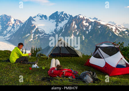 Rucksack zur Spencer Gletscher Sitzbank, Chugach National Forest, Alaska. Stockfoto