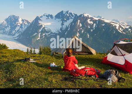 Rucksack zur Spencer Gletscher Sitzbank, Chugach National Forest, Alaska. Stockfoto