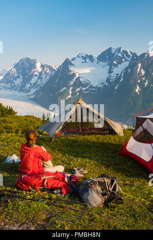 Rucksack zur Spencer Gletscher Sitzbank, Chugach National Forest, Alaska. Stockfoto