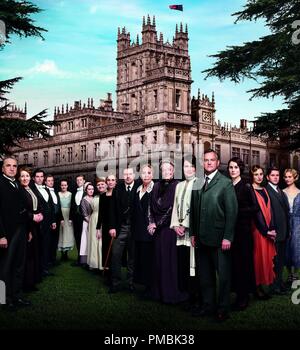 Downton Abbey Saison 4 Saison 4 der internationalen Hit Downton Abtei findet Aristokraten und Diener der Umgang mit schockierenden der letzten Saison finale. Das renommierte Ensemble ist zurück, einschließlich Dame Maggie Smith, Elizabeth McGovern, Hugh Bonneville, Michelle Dockery, Jim Carter, Penelope Wilton, und Laura Carmichael - zusammen mit der Rückkehr guest star Academy Award-Gewinner Shirley MacLaine und neue guest star Paul Giamatti. Stockfoto