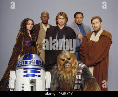 Einige der Stars aus Star Wars: Episode III - Die Rache der Sith: (von links) Natalie Portman (Padme Amidala), Samuel L. Jackson (Mace Windu), Hayden Christensen (Anakin Skywalker), Jimmy Smits (Bail Organa), Ewan McGregor (Obi-Wan Kenobi), R2-D2 (R2-D2) und Peter Mayhew (chewbacca). TM & © 2005 Lucasfilm Ltd. Alle Rechte vorbehalten. Stockfoto