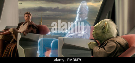 Jedi Ki-Adi-Mundi (durch Schauspieler Silas Carson gespielt) erscheint als ein Hologramm von einem weit entfernten Planeten bei einem wichtigen Treffen der Rat der Jedi, unter anderem, Yoda und Obi-Wan Kenobi (Ewan McGregor) in Star Wars: Episode III - Die Rache der Sith besucht. TM & © 2005 Lucasfilm Ltd. Alle Rechte vorbehalten. Stockfoto