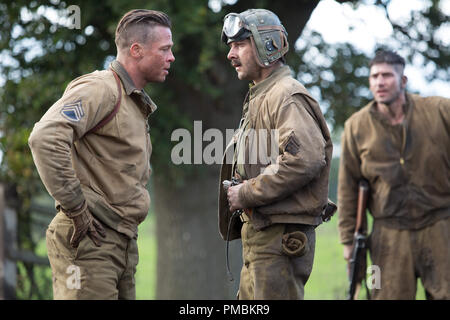 Die Wut Crew versuchen, ihre Tanks zu reparieren, Norman (Logan Lerman) sieht die SS-Truppen nähern und läuft zu warnen Wardaddy (Brad Pitt) Stockfoto