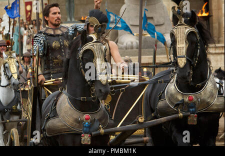 'Exodus: Götter und Könige' (2014) Moses (Christian Bale) Fahrten triumphierend in die Schlacht. Stockfoto