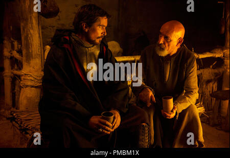 'Exodus: Götter und Könige' (2014) Moses (Christian Bale) verleiht mit Nonne der Gelehrte (Sir Ben Kingsley). Stockfoto