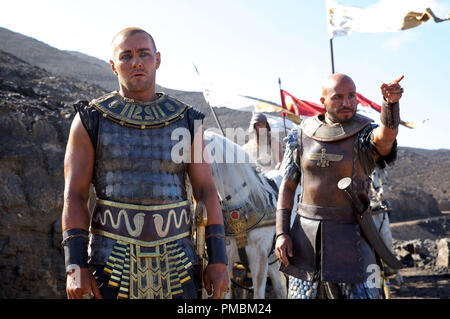 'Exodus: Götter und Könige' (2014) Ramses (Joel Edgerton) und Commander Khyan (Dar Salim) bereiten sie Mose und die Hebräer zu verfolgen. Stockfoto