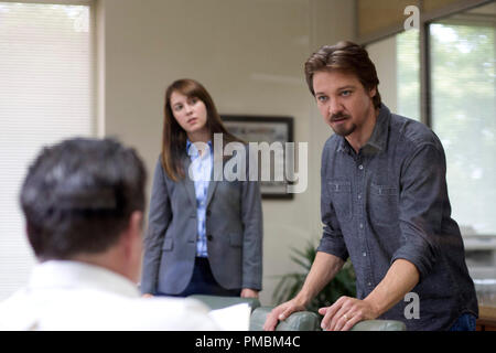 (L und R). Executive Editor Jerry Ceppos (Oliver Platt), editor Anna Simons (Mary Elizabeth Winstead), und Reporter Gary Webb (Jeremy Renner) diskutieren eine Geschichte in ihrer Zeitung im Töten, DER BOTE, ein Focus Features frei. Stockfoto