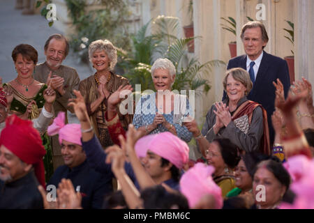 L-R: Celia Imrie als 'Madge Hardcastle", Ronald Pickup als 'Norman Cousins", Diana Hardcastle wie "Carol", Judi Dench als "Evelyn Greenslade, "Maggie Smith als 'Muriel Donnely" und Bill Nighy als 'Douglas Ainslie' in der besten exotischen MARIGOLD HOTEL 2. Foto: Laurie Sparham. Stockfoto