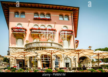 Die rosa Milenji Amadria Park Hotel in Opatija an der Kroatischen Adria Riviera mit steintreppe an der Adria Stockfoto