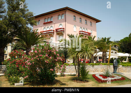 Die rosa Milenji Amadria Park Hotel in Opatija an der Kroatischen Adria Riviera mit steintreppe an der Adria Stockfoto