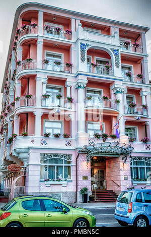 Die elegante rosa Boutique Hotel Mozart hat wunderbare architektonische Details in der Nähe von der Promenade in Opatija, Kroatien Stockfoto