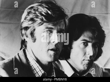 Robert Redford und Dustin Hoffman am Set von "Alle Männer" des Präsidenten, 1976 Warner Bros.-Datei Referenz # 32603 130 THA Stockfoto