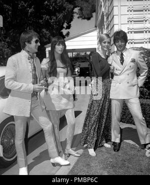 Sonny Bono, Cher, Twiggy und Justin de Villeneuve (Twiggy Freund und Manager), auf einer Party im Haus von Sonny und Cher am 15. Mai 1967 in Beverly Hills, Kalifornien. © GFS/Hollywood Archiv - Alle Rechte vorbehalten File Reference # 32603 274 THA Stockfoto