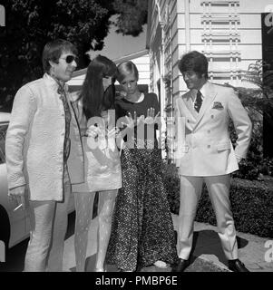 Sonny Bono, Cher, Twiggy und Justin de Villeneuve (Twiggy Freund und Manager), auf einer Party im Haus von Sonny und Cher am 15. Mai 1967 in Beverly Hills, Kalifornien. © GFS/Hollywood Archiv - Alle Rechte vorbehalten File Reference # 32603 275 THA Stockfoto