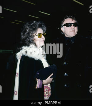 Elizabeth Taylor im Bild mit ihrem Ehemann Schauspieler Richard Burton verlassen den Flughafen Heathrow für die Schweiz, 1971. Datei Referenz # 32603 397 THA Stockfoto