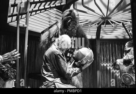 Irvin Kershner und Peter Mayhew (Chewbacca) Plan der C-3PO Reaktivierung Szene in "Star Wars Episode V: Das Imperium schlägt zurück" (1980) Datei Referenz # 32603 428 THA Stockfoto