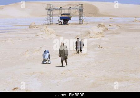 Liam Neeson nimmt die Tatooine trek Sequenz in Tunesien in "Star Wars Episode I: Die Dunkle Bedrohung" (1999) Datei Referenz # 32603 436 THA Stockfoto