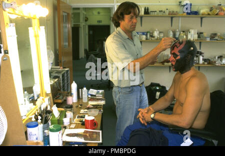 Ray Park sitzt für seine Darth Maul Make-up in "Star Wars Episode I: Die Dunkle Bedrohung" (1999) Datei Referenz # 32603 440 THA Stockfoto