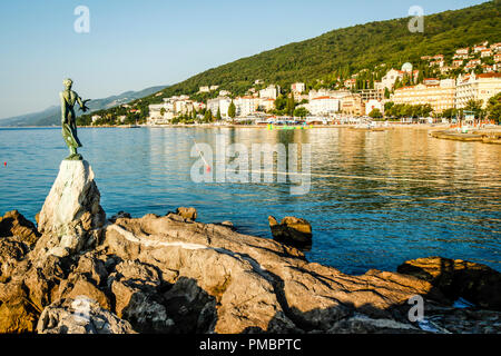 Bronze Skulptur von Maiden mit Möwe auf Hintergrund ein Meer und Stadt Opatija, Kroatien Stockfoto