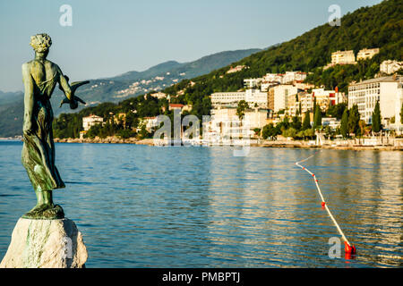 Bronze Skulptur von Maiden mit Möwe auf Hintergrund ein Meer und Stadt Opatija, Kroatien Stockfoto