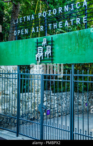 Die geschlossenen Tore zum Open Air Theater in Opatija, Kroatien Stockfoto