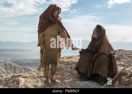 (L und R) Tye Sheridan Stars wie auf''S und Ciarán Hinds als 'Vater' in die imaginierte Kapitel von Jesu vierzig Tage des Fastens und Betens, LETZTE TAGE IN DER WÜSTE, eine breite grüne Bilder freigeben. Credit: Gilles Mingasson/breiten, grünen Bilder Stockfoto