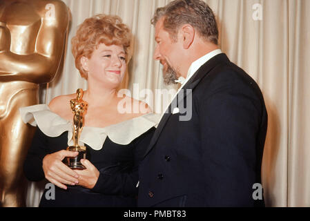 Shelley Winters, an der 38th Academy Awards, Oscar ihr präsentiert von Peter Ustinov für beste Leistung durch eine Schauspielerin in einer unterstützenden Rolle für ihre Leistung in "A Patch Of Blue', 18. April 1966. © GFS/Hollywood Archiv - Alle Rechte vorbehalten File Reference # 32914 376 GFS Stockfoto