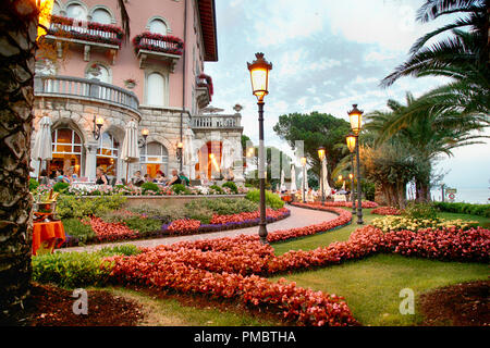 Die Menschen draußen auf der Terrasse speisen und von üppigen Gärten im pink Amadria Park Hotel Milenij, Opatija, umgeben an der Adria kroatische Riviera Stockfoto