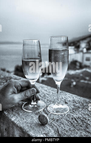 Champagner gefüllten Gläser auf ein Hotel Balkon. Stockfoto