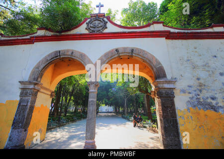 COYOACAN, MEXIKO CITY, Mexiko - 20 April 2018: Coyoacan Central Park Eingang zum Coyoacan Kirche Stockfoto