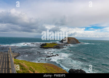 Blick auf die Nobbies Punkt, Victoria, Australien, - stürmische Himmel und Meer Stockfoto