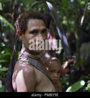 Portrait von Papua Frau und kleinen Jungen der nomadischen Wald Stamm Korowai. Dschungel von Neuguinea Insel. Stockfoto