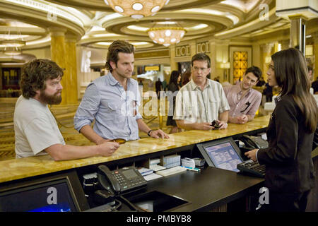 Zach Galifianakis, Bradley Cooper, Ed Helms und Justin Bartha, "Der Kater" (2009) Warner Bros. Stockfoto