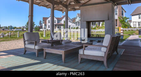 Veranda mit Holzmöbeln Stockfoto, Bild: 75279265 - Alamy