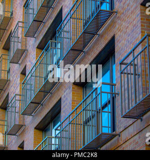 Schmal und luftigen Balkon eines Ziegelgebäude Stockfoto