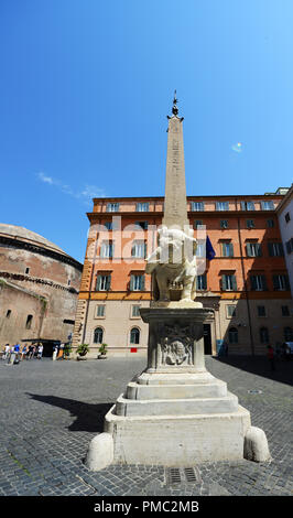 Der Marmor Elefant Skulptur und der Ägyptische Obelisk auf der Piazza Della Minerva in Rom. Stockfoto