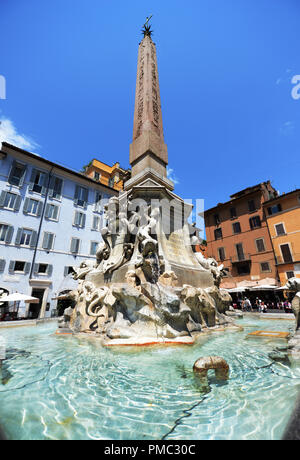 Fontana del Pantheon in der Piazza della Rotonda in Rom. Stockfoto