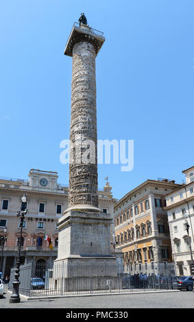 Marcus Aurelius Spalte in der Mitte der Piazza Colonna in Rom. Stockfoto