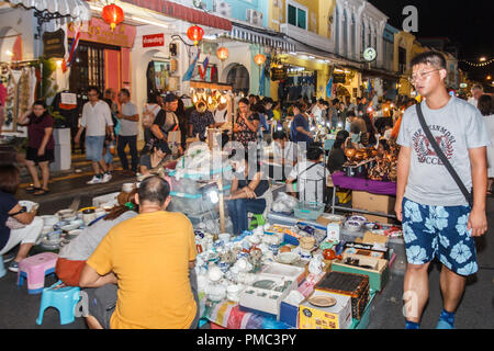 Die Stadt Phuket, Thailand - 5. August 2018: Ein chinesischer tourist Spaziergänge durch einen Strömungsabriss am Sonntag Walking Street Markt Der Markt ist beliebt bei Touristen ein Stockfoto