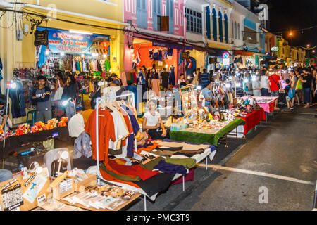 Die Stadt Phuket, Thailand - 5. August 2018: Touristen auf der viel befahrenen Sonntag Walking Street Markt Der Markt ist beliebt bei Touristen und Einheimischen. Stockfoto