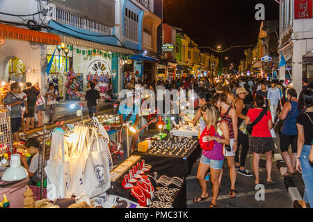 Die Stadt Phuket, Thailand - 5. August 2018: Touristen auf der viel befahrenen Sonntag Walking Street Markt Der Markt ist beliebt bei Touristen und Einheimischen. Stockfoto