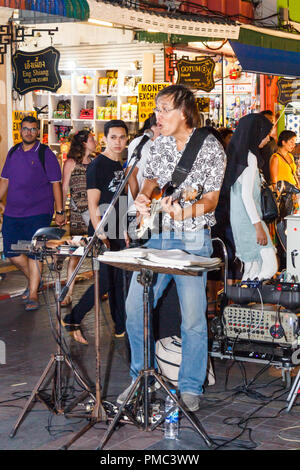 Die Stadt Phuket, Thailand - 5. August 2018: die Musiker auf der viel befahrenen Sonntag Walking Street Markt Der Markt ist beliebt bei Touristen und Einheimischen. Stockfoto