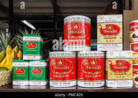 Die Stadt Phuket, Thailand - 6. August 2018: Dosen von Thai Tee. Milchstraße Kaffee ist ein beliebtes Getränk. Stockfoto