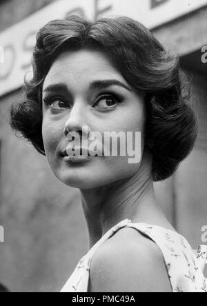 Audrey Hepburn während der Dreharbeiten zu "Liebe Am Nachmittag' 1957 Allied Artists Datei Referenz # 33536 259 THA Stockfoto