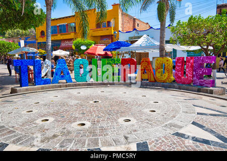 Guadalajara, Tlaquepaque, Mexiko - 20 April 2018: Tlaquepaque malerischen Straßen während der Hauptreisezeit Stockfoto