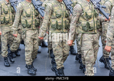 Türkische Soldaten März für militärische Parade an der Türkischen 30 August Tag des Sieges. Soldaten in Formation in Istanbul, Türkei. Stockfoto