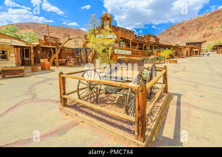 Calico, CA, USA - 15. August 2018: Die alten hölzernen Wagen in der Hauptstraße von Cowboy Theme Park. Calico wurde als Silver State Rush Geisterstadt von Kalifornien. Die Bergbaustadt ist in der Nähe von Barstow, San Bernardino Stockfoto