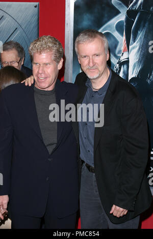 "Hellboy" Premiere 3/30/04 Ron Pearlman & James Cameron Foto von Joseph Martinez/PictureLux Datei Referenz Nr.21790 0042 PLX nur für redaktionelle Verwendung - Alle Rechte vorbehalten Stockfoto