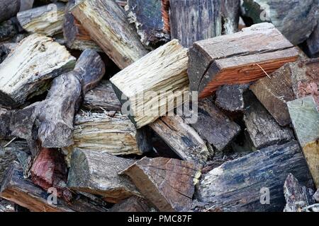 Stapel alte Brennholz, Nahaufnahme, zeigt das Korn, Splitter und Risse Stockfoto