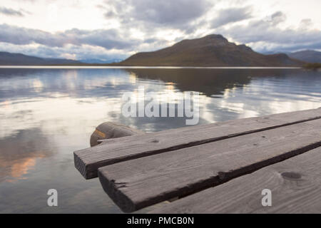 Hölzerne Seebrücke am See Kilpisjärvi im finnischen Lappland Stockfoto